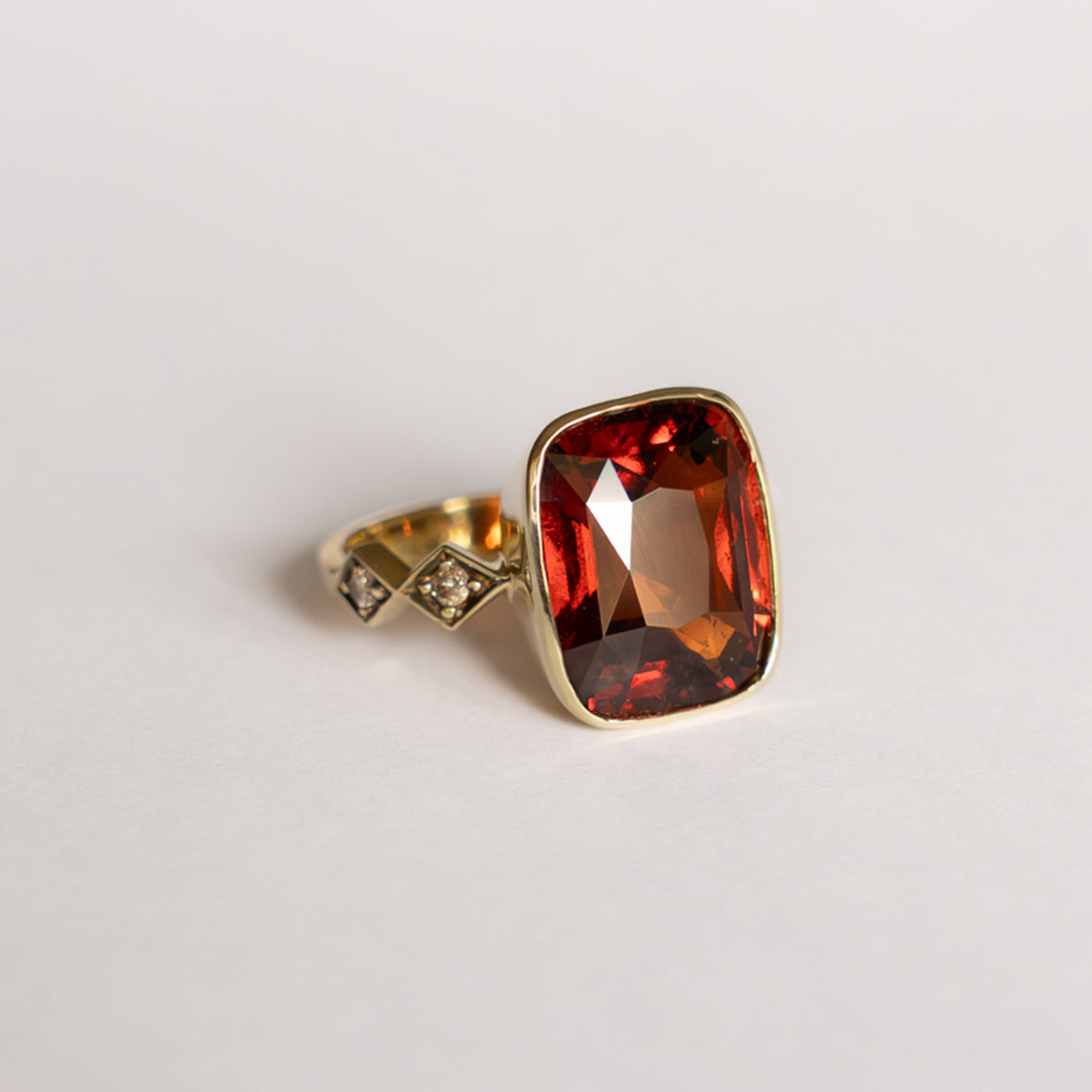 Anillo Eka Garnet