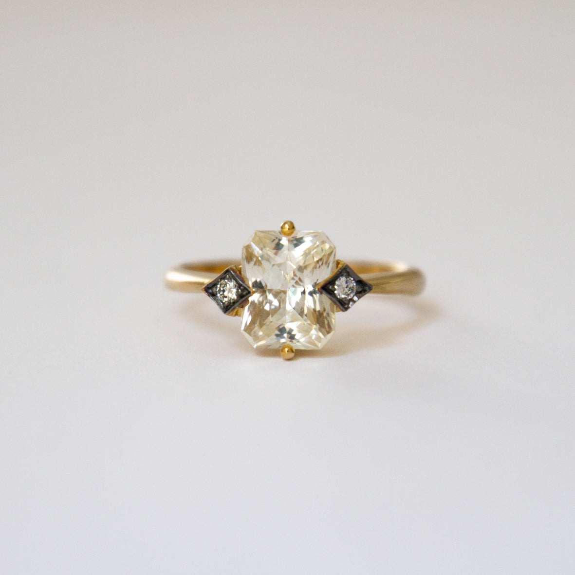 Anillo Ultra Light-yellow Sapphire