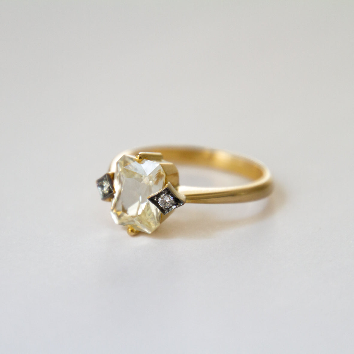 Anillo Ultra Light-yellow Sapphire