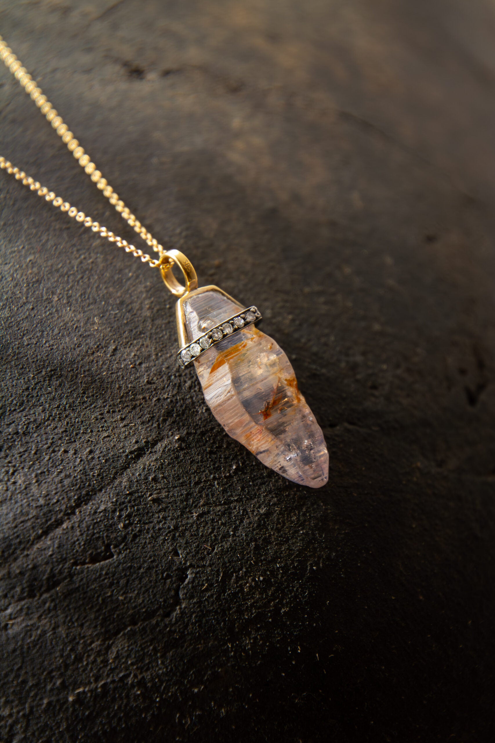 Colgante Rosy Raw Sapphire