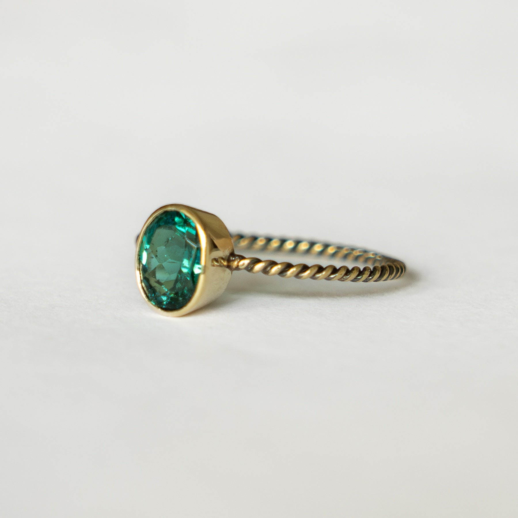 Anillo Twist Green Tourmaline